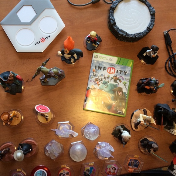 Xbox 360 Infinity Game and Accessories - Picture 3 of 9